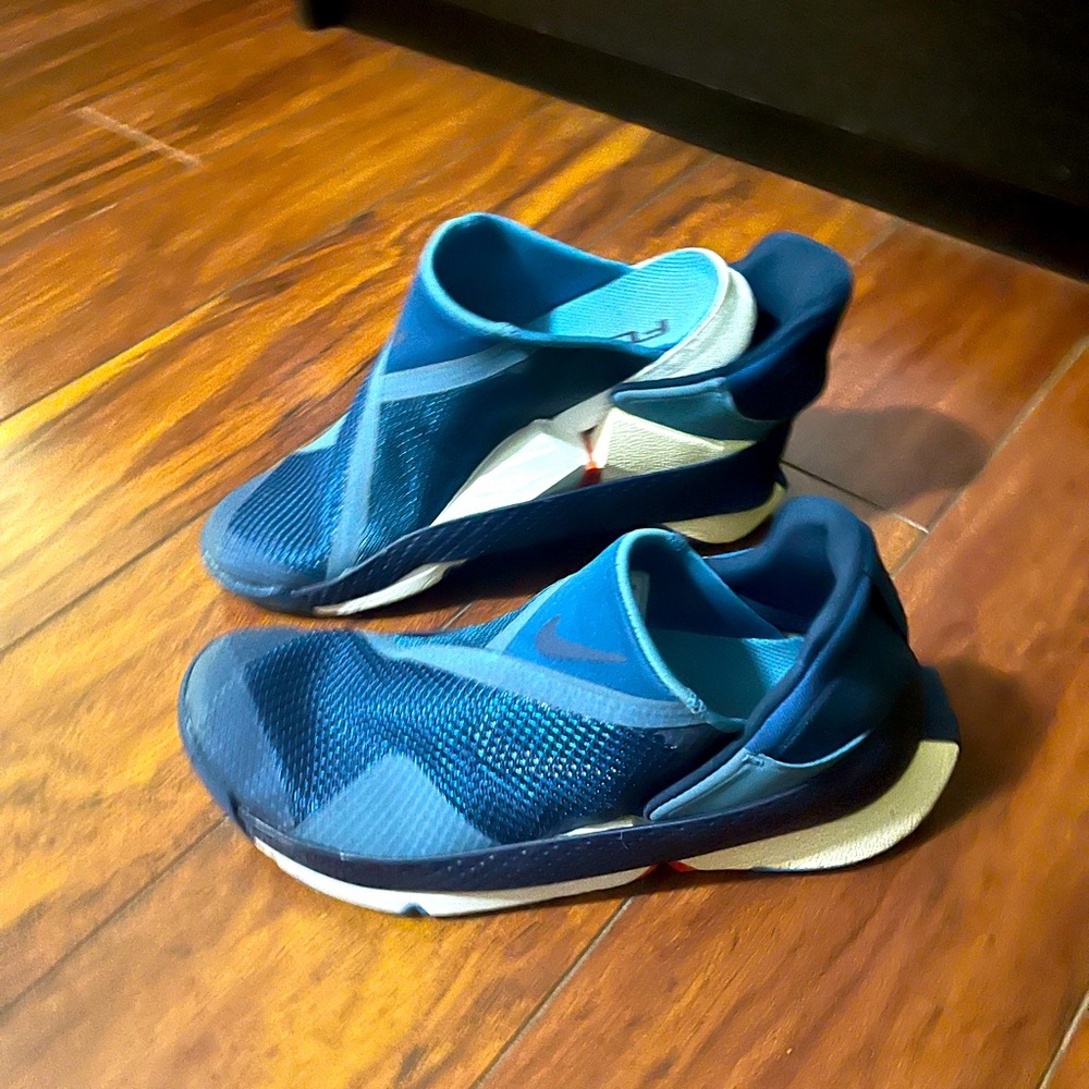 Brand new Nike Flyease sneakers - easy on/off